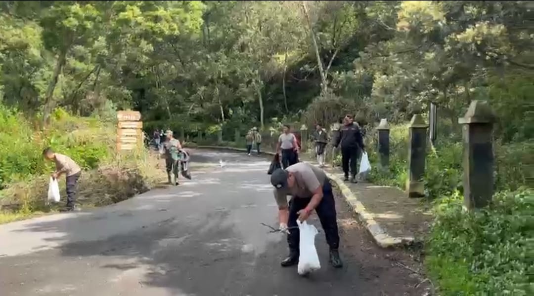 Gerakan Indonesia Asri, Polres Probolinggo Bersih – bersih Lokasi Wisata Bromo