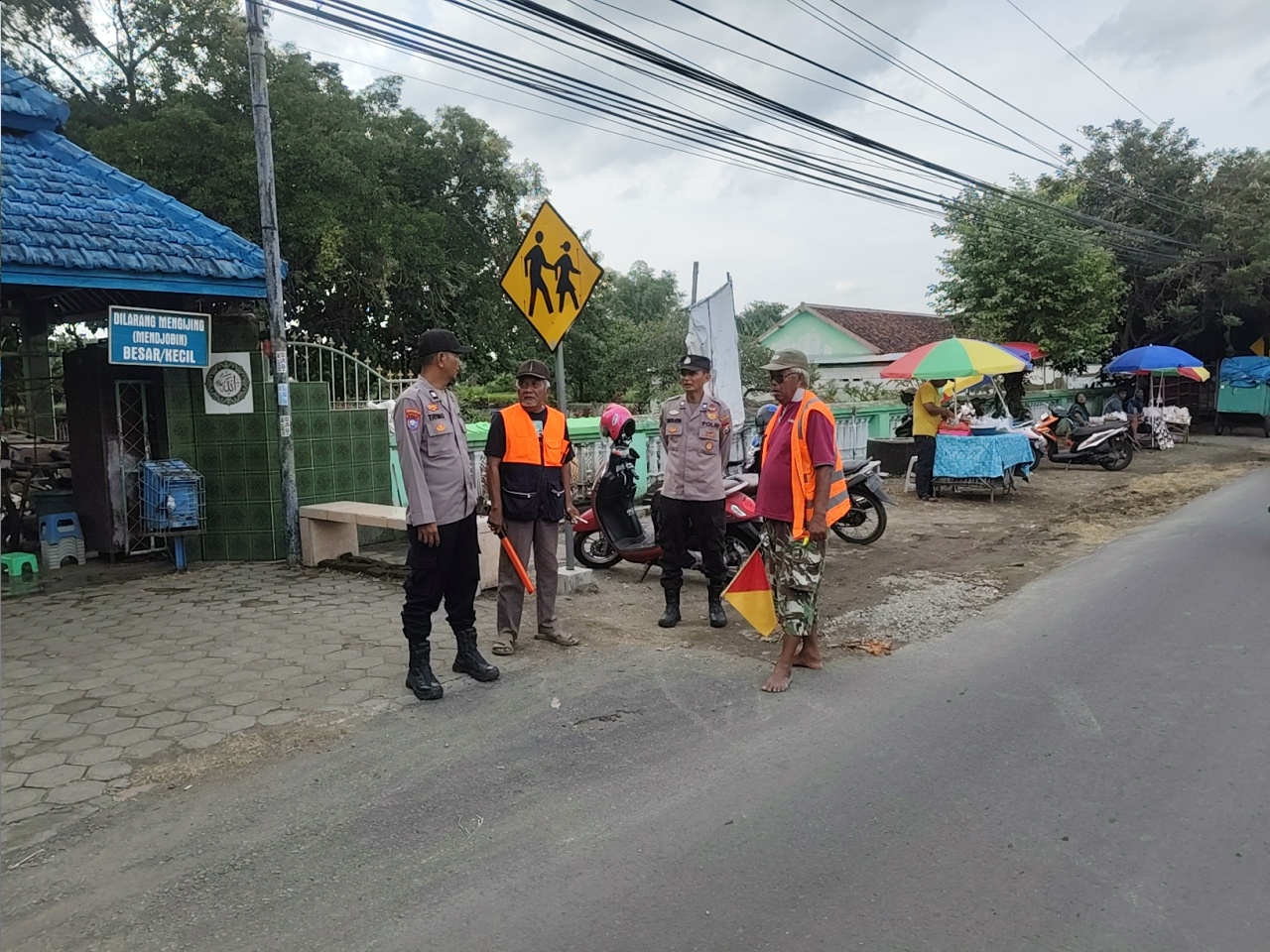 Beri Rasa Aman Peziarah, Polsek Warujayeng Patroli ke Sejumlah Pemakaman Jelang Ramadhan