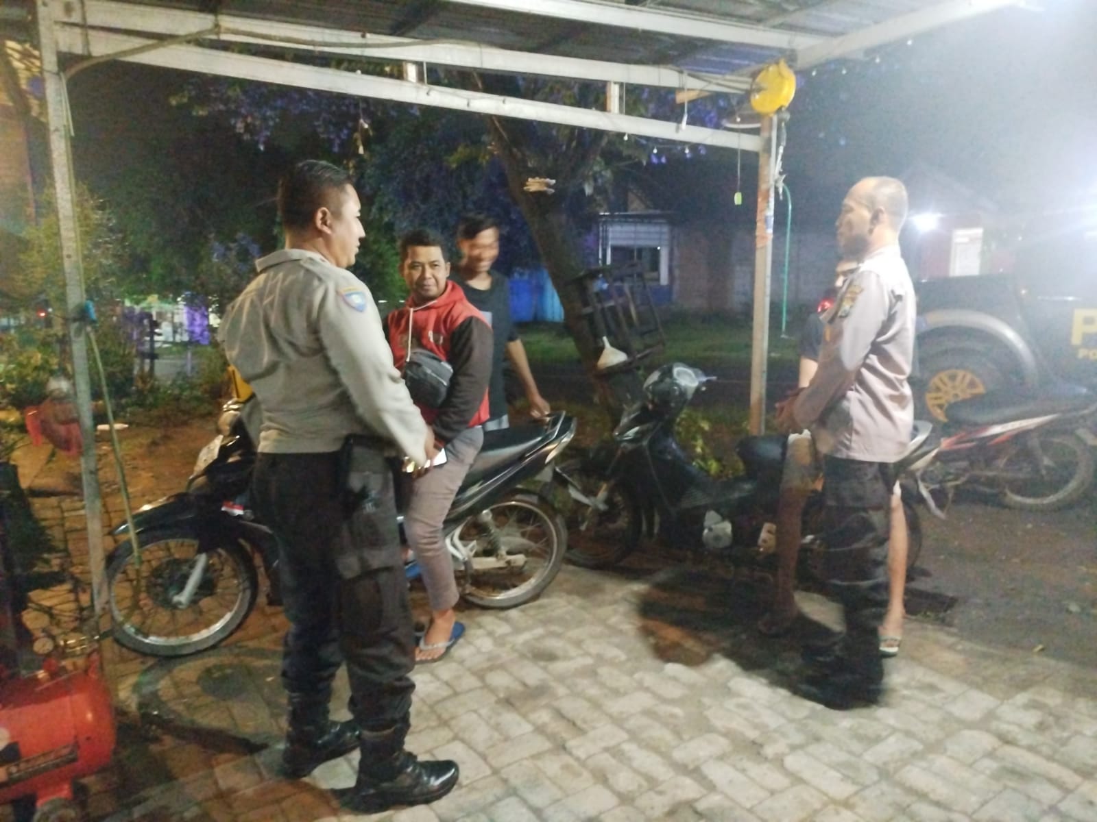 Brikan Rasa Aman, Polsek Jatikalen Gelar Patroli dialogis dengan Warga di Desa Perning di Malam Hari.