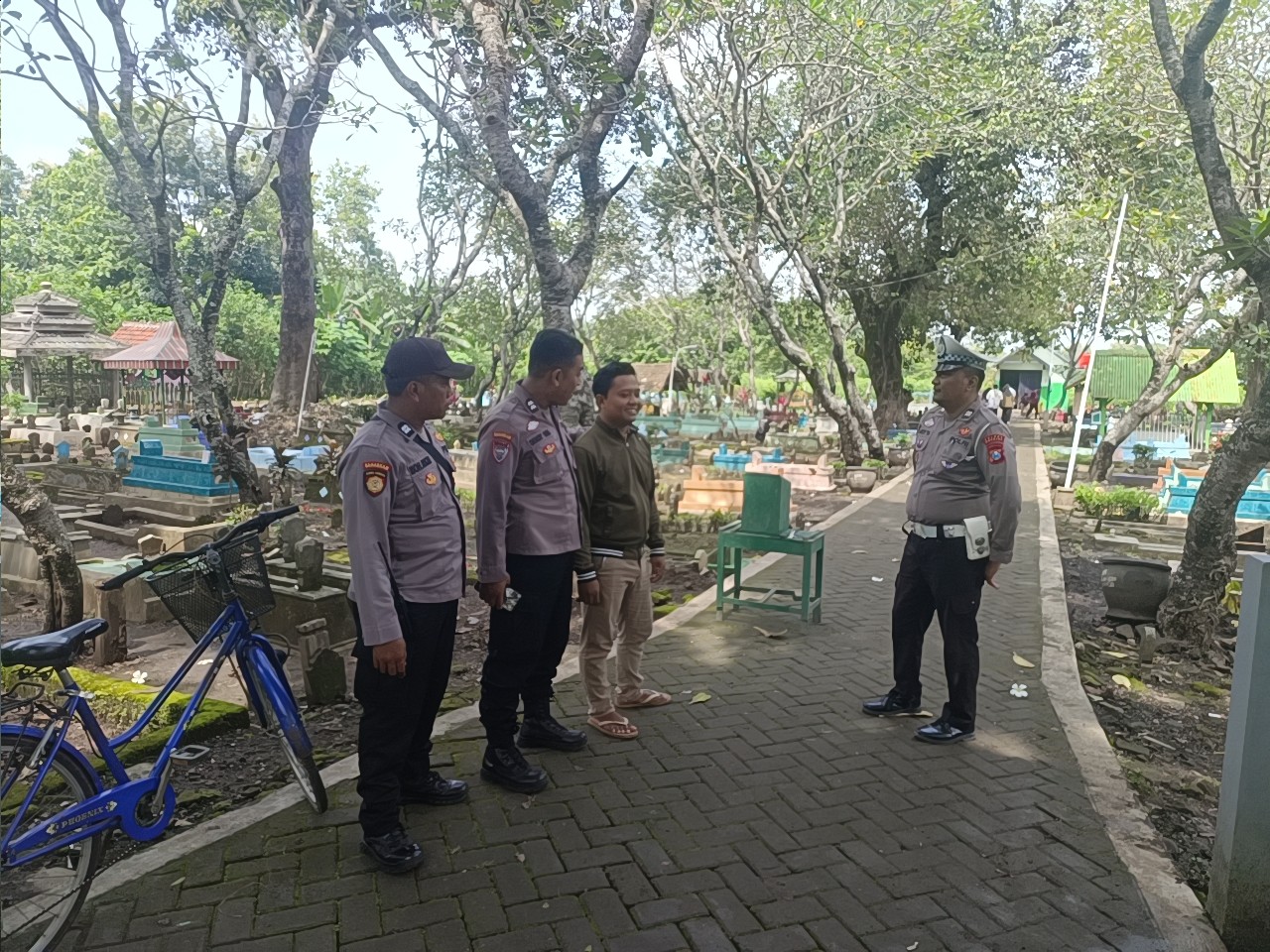 Polsek Nganjuk Kota Patroli Sambangi TPU, Berikan Himbauan Cegah Curanmor Jelang Ramadhan 1447 H