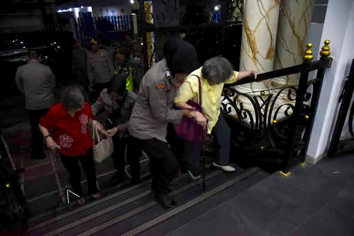 Respon Sigap Polwan Polres Bondowoso Layani Jemaat di Vihara Ariya Maitera