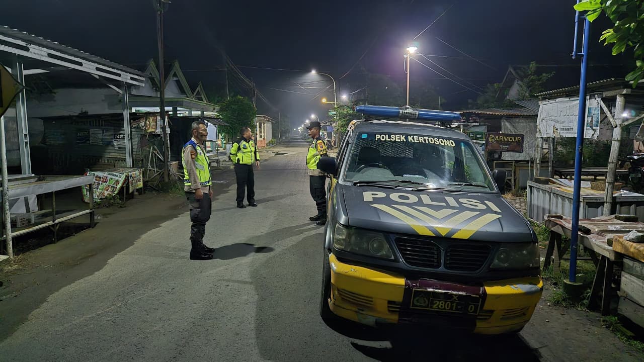 Cegah Tindak Kejahatan Jelang Sahur Polsek Kertosono Melaksanakan Patroli Pemukiman