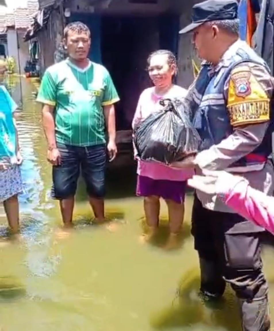 Polresta Sidoarjo Salurkan Bantuan Sembako Untuk Warga Terdampak Banjir di Dusun Dodokan