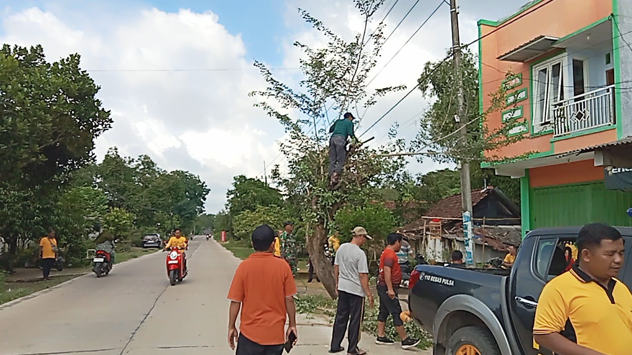 Penebangan Pohon di Jalan Raya Jatikalen, Polsek Jatikalen Hadir Lakukan Penerbangan Bersama Porfimcam Jatikalen dan Pengamanan, Pengaturan Arus Lalin
