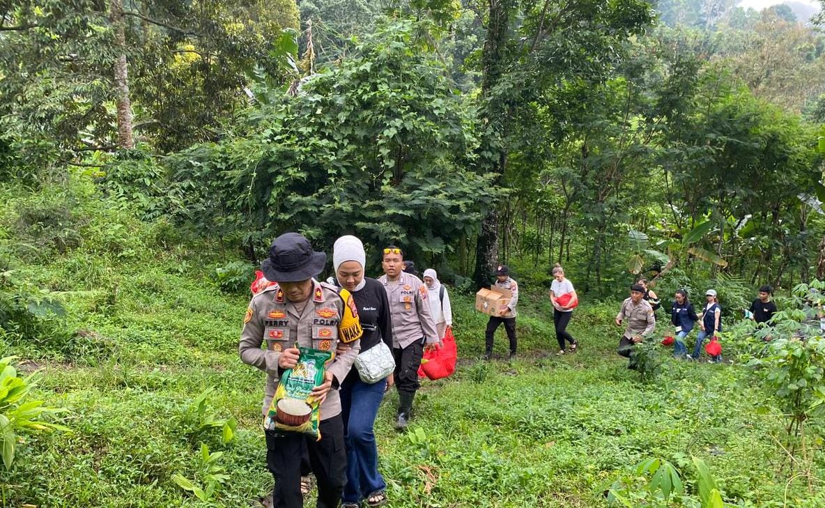 Polri Peduli : Medan Sulit dan Daerah Terpencil Tak Surutkan Polres Jember Salurkan Bantuan Untuk Warga