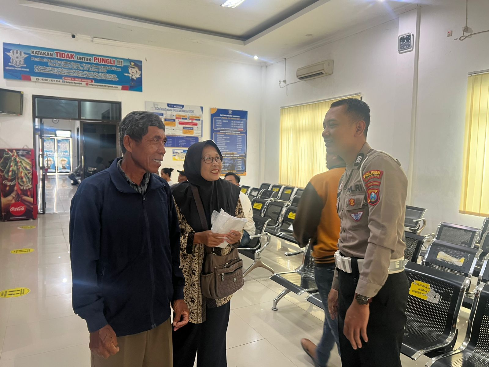 Humanis dan Ramah, Satpas Polres Nganjuk Dampingi Lansia Pemohon SIM hingga Lulus Ujian