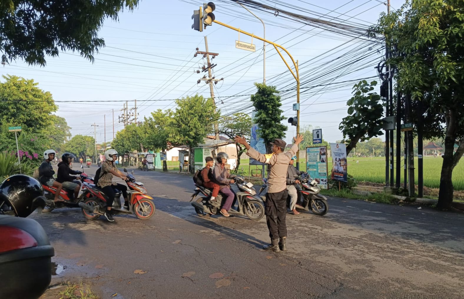 Sapa Pagi, Personel Polsek Nganjuk Kota Laksanakan Pengaturan Lalu Lintas, Layani Aktivitas Masyarakat di Pagi Hari