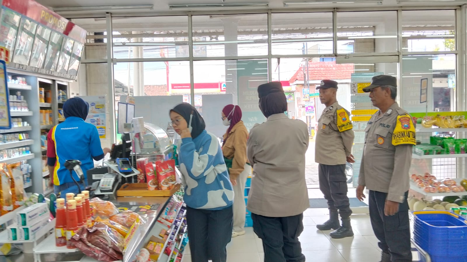 Polsek Kertosono Intensif Berikan Himbauan Waspada Curanmor Saat Patroli Pertokoan di Bulan Ramadhan