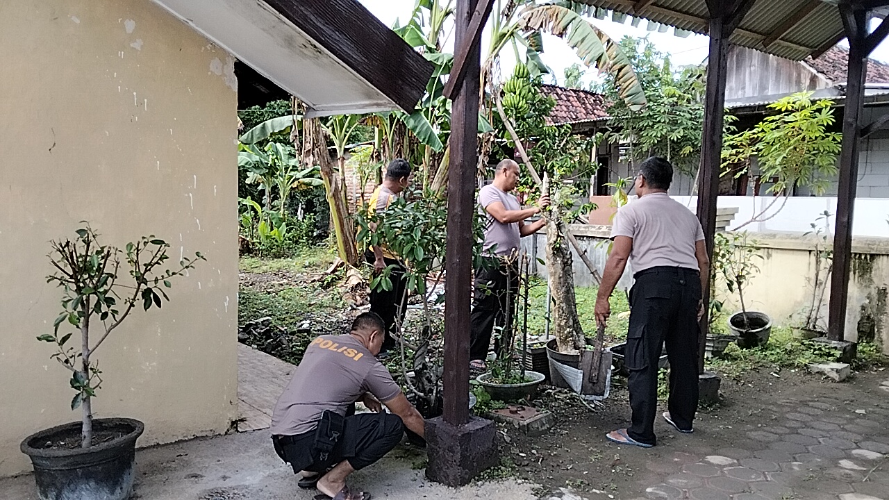 ‎Jumat Bersih, Kapolsek Jatikalen Pimpin Kurve di Lingkungan Mako Polsek Jatikalen