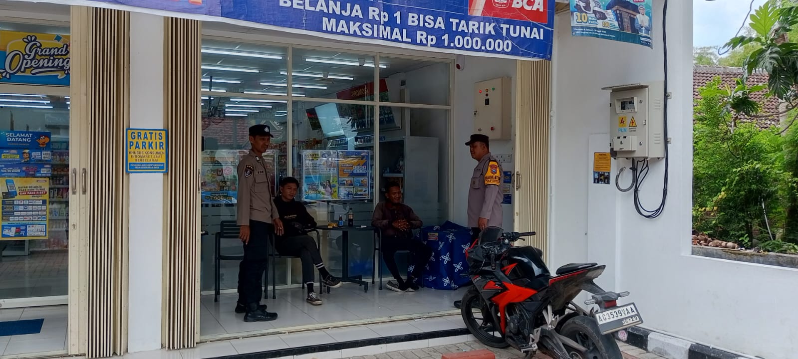 Patroli Indomaret Personil Polsek Jatikalen Berikan Himbauan Dan Pesan Kamtibmas kepada warga dan karyawan Indomaret di Bulan Ramadhan ini