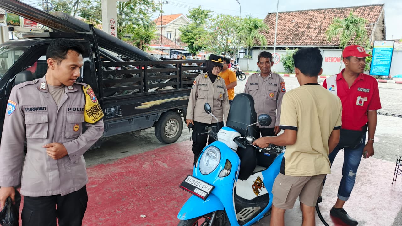 Patroli Samapta Polsek Kertosono Berikan Himbauan Kamtibmas saat Patroli di SPBU