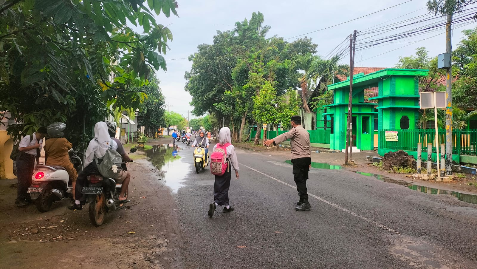 Personel Polsek Warujayeng Turun ke Jalan di Pagi Hari, Bantu Kelancaran Aktivitas Masyarakat