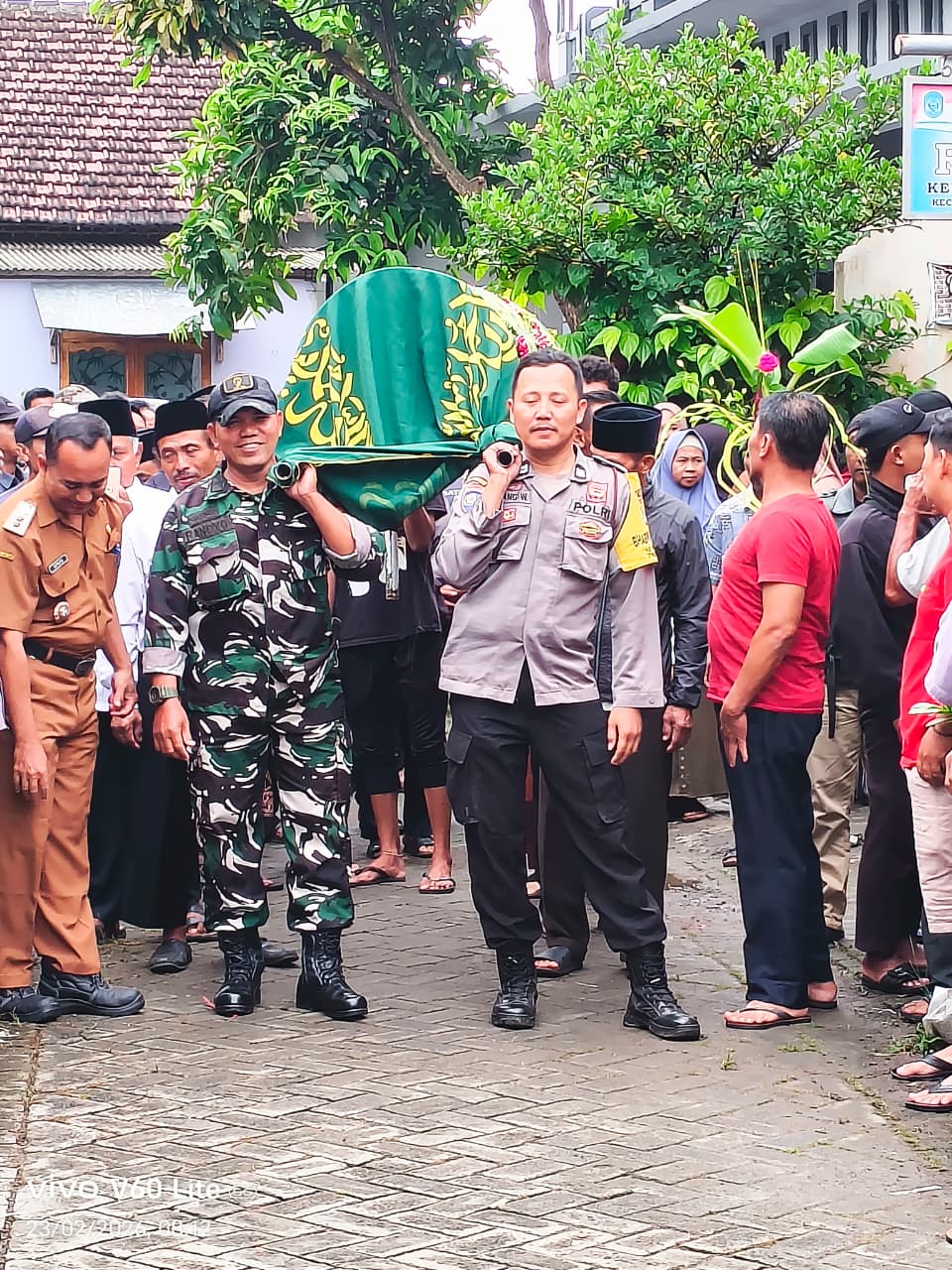 Wujud Empati Polri, Bhabinkamtibmas Kelurahan Werungotok Takziah ke Rumah Duka Warga
