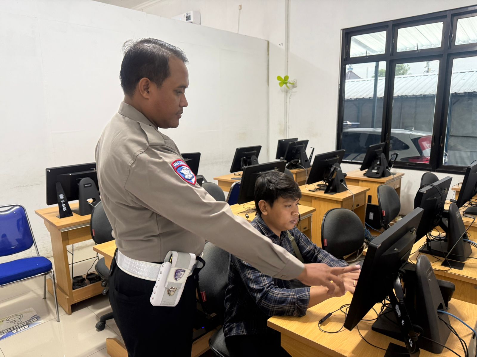 Polantas Menyapa: Aipda Andik Sujatmiko Beri Pemahaman Mekanisme Ujian Teori SIM dan Edukasi Keselamatan Berkendara