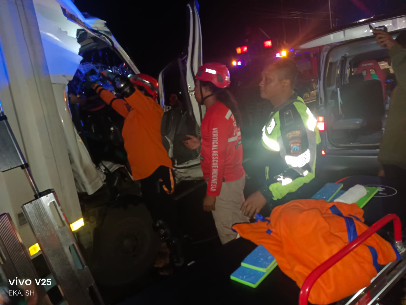 Upaya Dramatis Personel Polsek Warujayeng Bersama Tim Evakuasi Korban Kecelakaan Lalu Lintas di Jalan Raya Kedungrejo