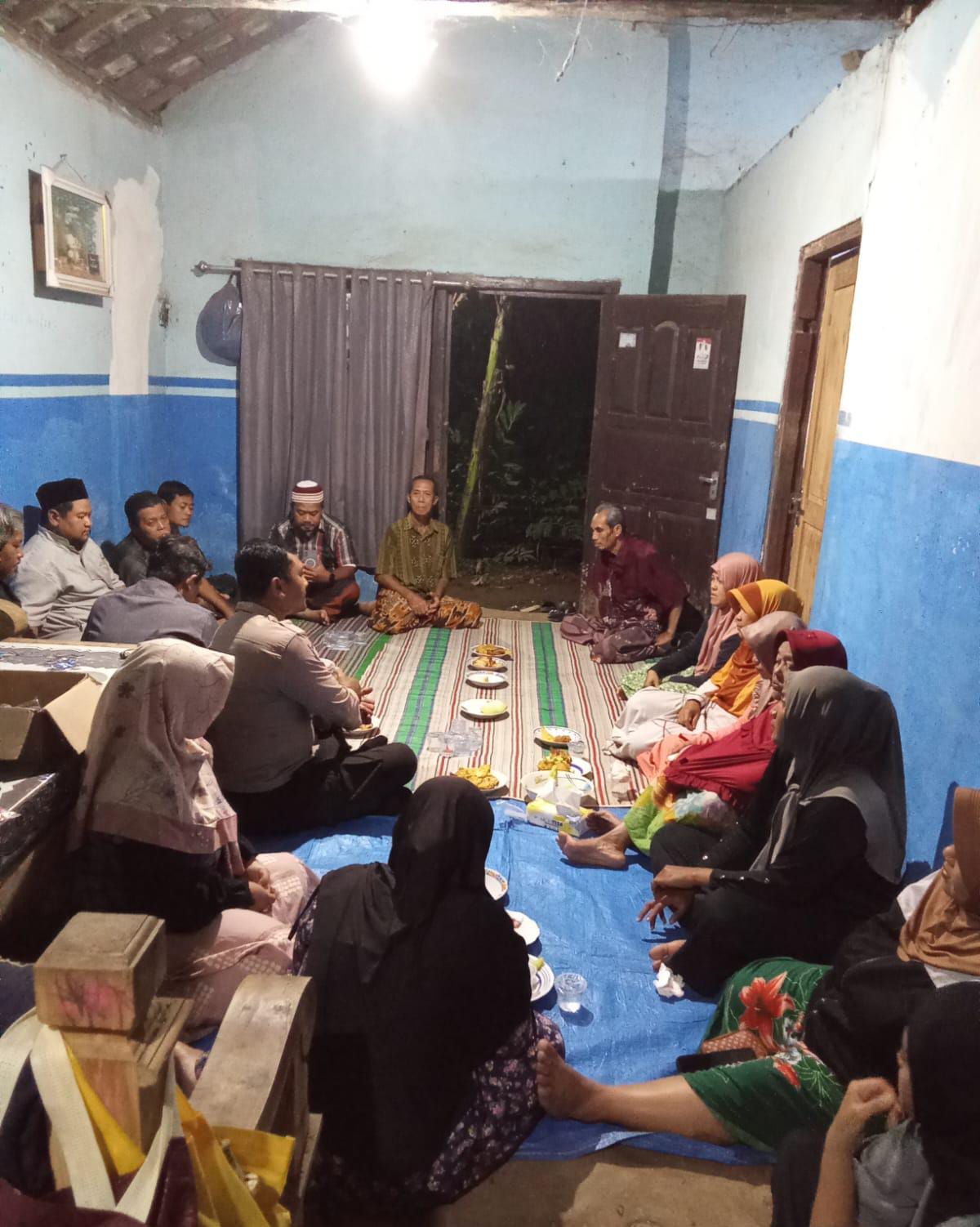 Dekatkan Diri dengan Warga, Bhabinkamtibmas Polsek Nganjuk Kota Hadiri Pertemuan RT di Kelurahan Jatirejo