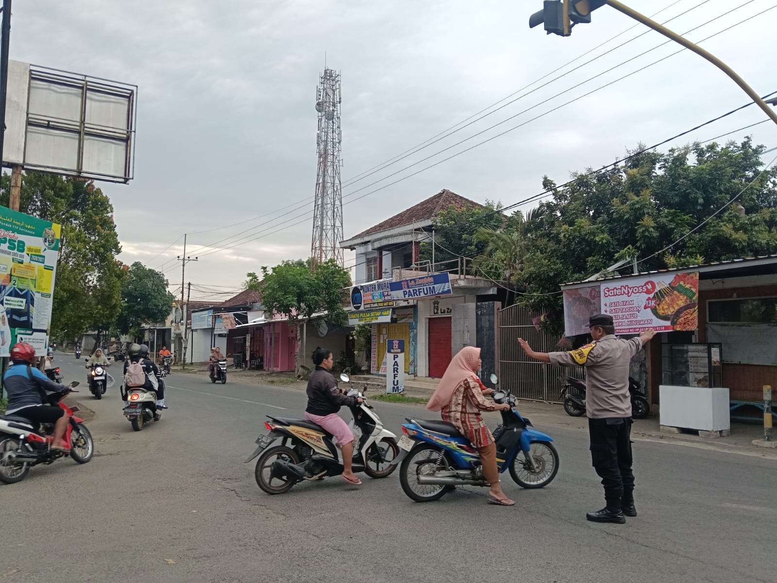 Giat Gaktur Pagi Polsek Kertosono Bantu Penyeberangan Masyarakat