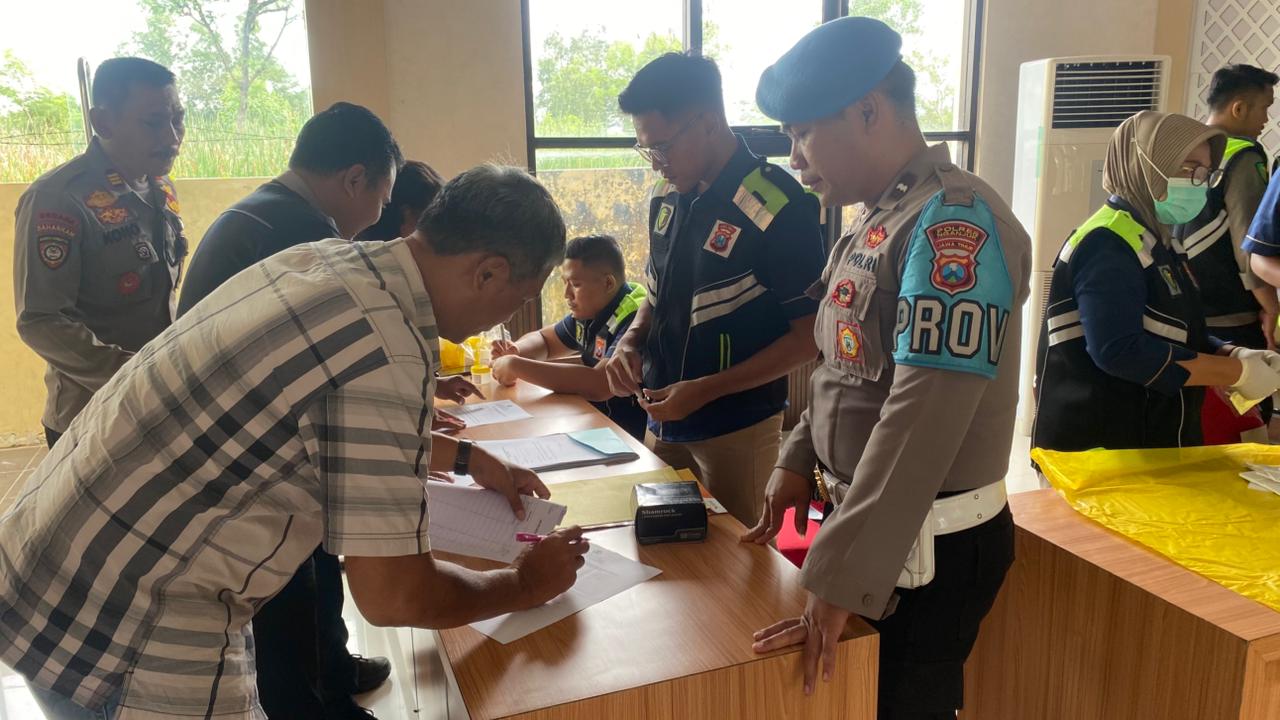 Tegas dan Bersih! Puluhan Personel Polres Nganjuk Jalani Tes Urin Mendadak, Pastikan Bebas Narkoba