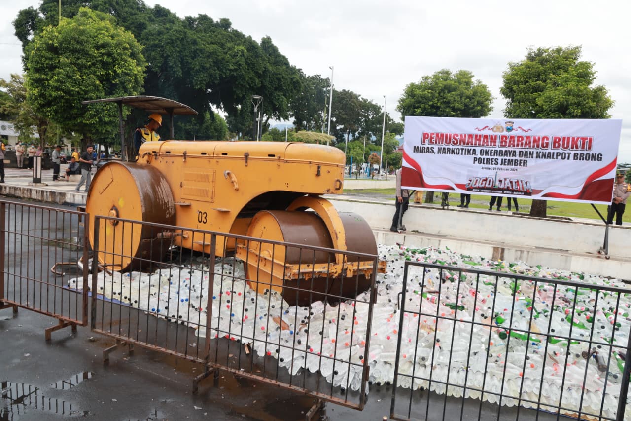 Polres Jember Musnahkan Ribuan Botol Miras Hasil Operasi Pekat di Bulan Ramadhan