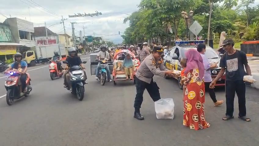 Berbagi Berkah Ramadhan, Personel Polsek Nganjuk Kota Bagikan Takjil di Jl. A. Yani Nganjuk