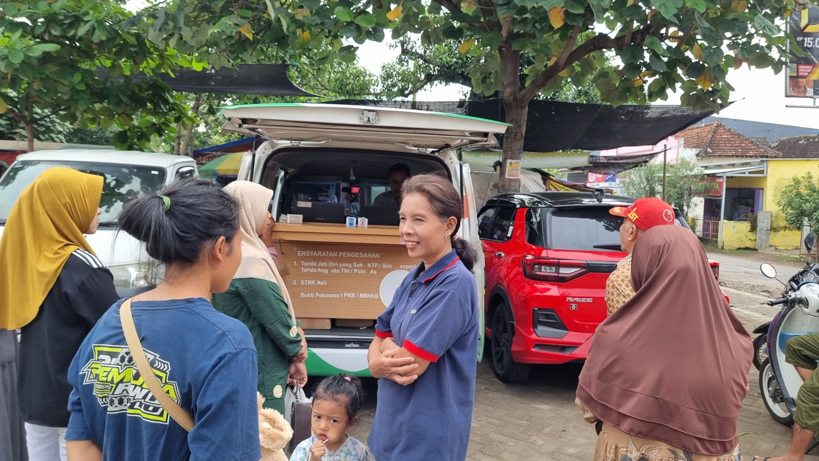 Dekatkan Layanan ke Warga, Satlantas Polres Nganjuk Hadirkan Samsat Keliling di Pasar Pace