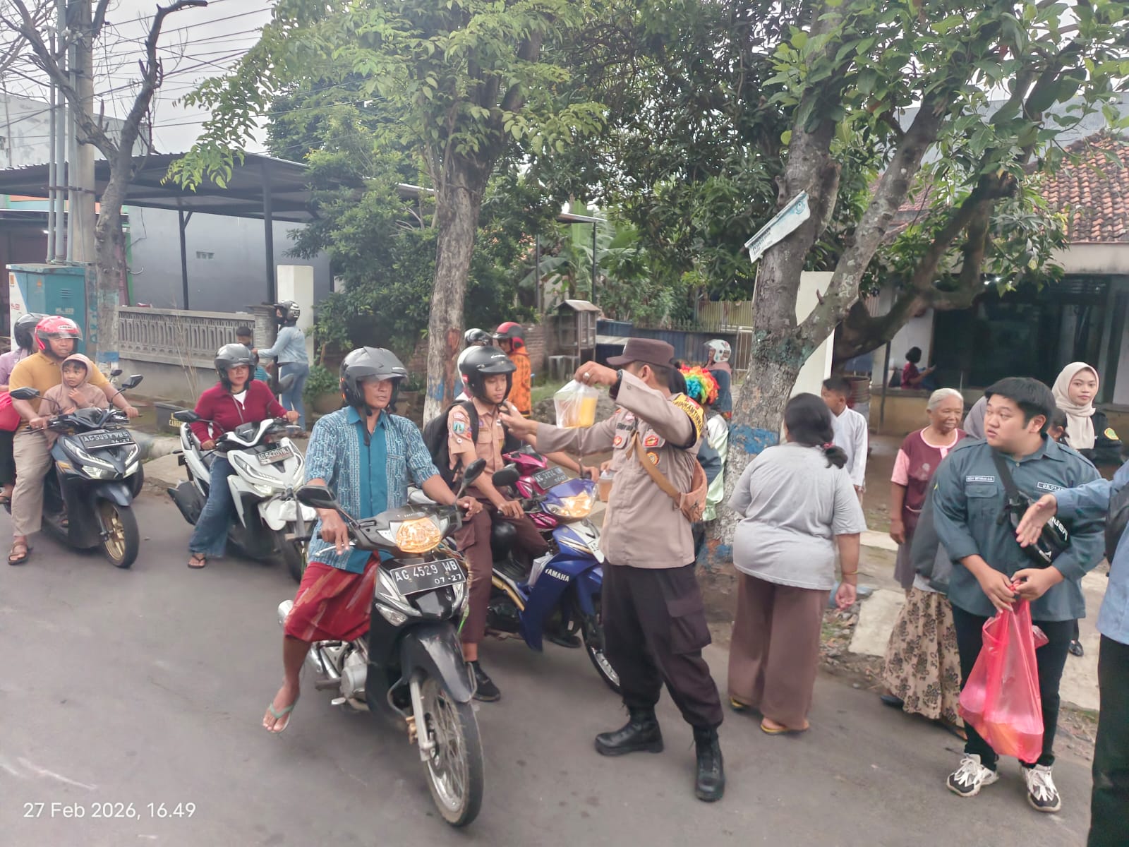 Polsek Nganjuk Kota Terjunkan Personel Amankan Kegiatan Pembagian Takjil Ormawa FEB Universitas PGRI Mpu Sindok Nganjuk