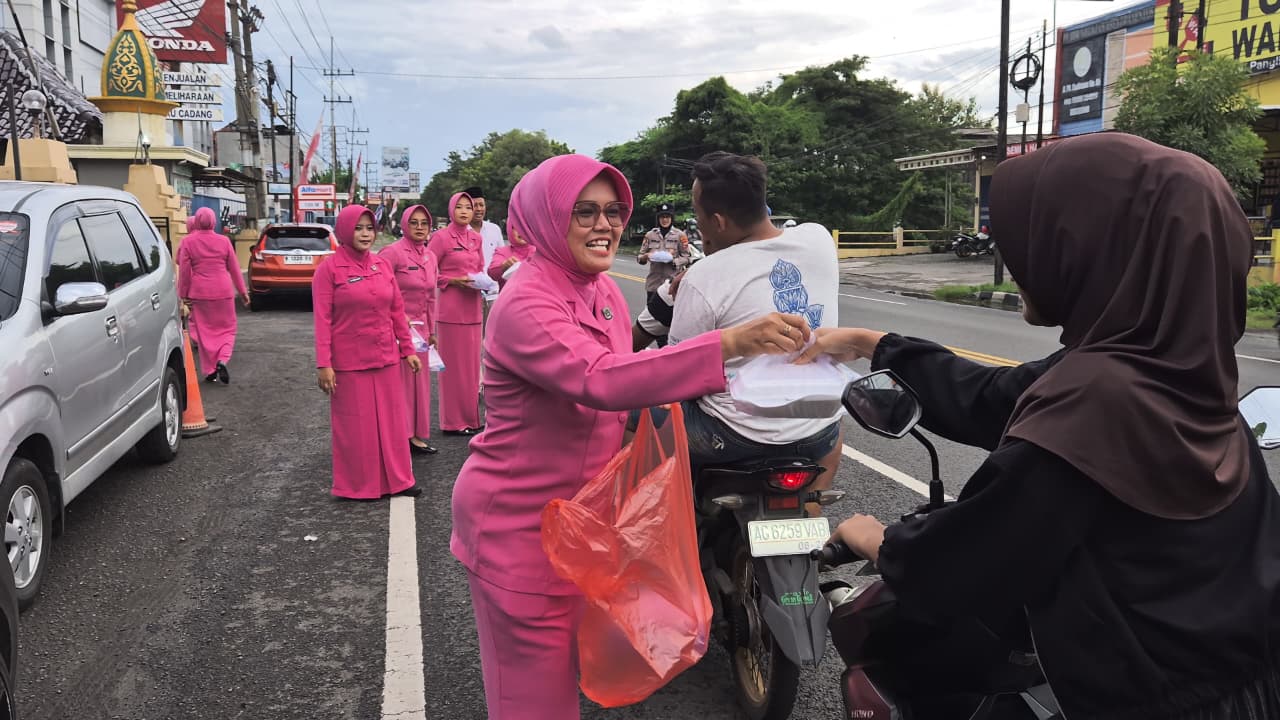 Anggota Polsek Kertosono & Bhayangkari Berbagi Takjil Di Bulan Ramadhan