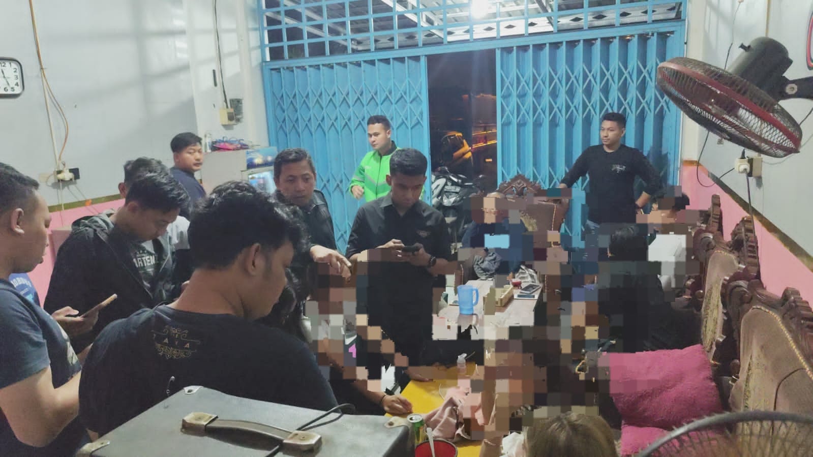 Polres Gresik Amankan 16 Orang dan Puluhan Botol Miras di Cerme, Respons Aduan “Cak Rama”