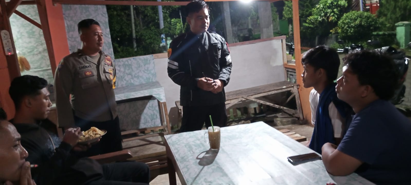Bangun Keakraban dengan Warga, Kapolsek Jatikalen Turun Langsung ke Warga masyarakat Patroli Dialogis di bulan Ramadhan