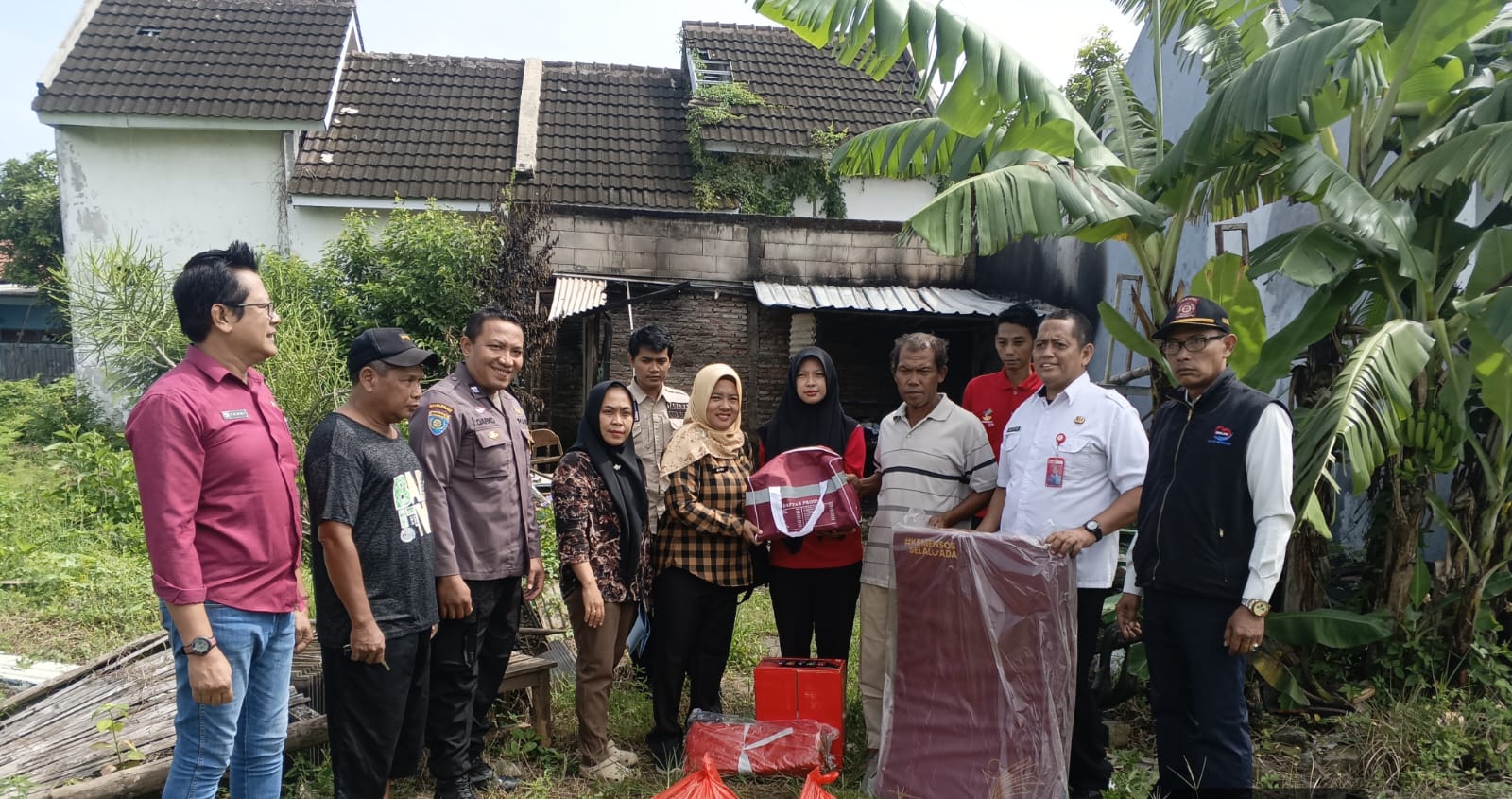 Bhabinkamtibmas Ganungkidul Dampingi Tagana Salurkan Bantuan Korban Kebakaran di Perumahan Ganung Asri