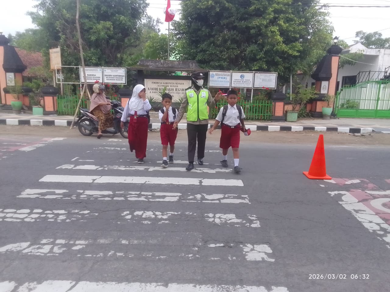 Ciptakan Kamseltibcar Lantas, Polsek Nganjuk Kota Gelar Kegiatan Sapa Pagi Saat Jam Aktivitas Masyarakat