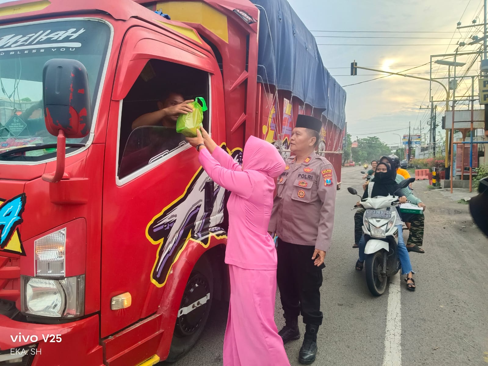 Polsek Warujayeng dan Bhayangkari Berbagi Takjil, Wujud Syukur dan Kepedulian di Bulan Ramadan