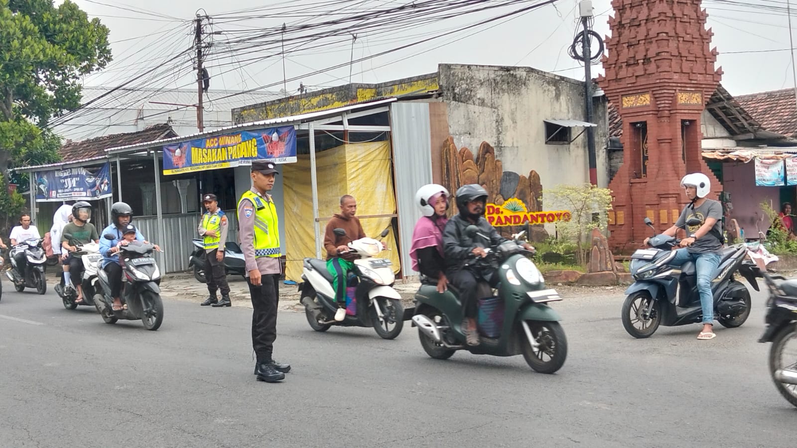 Giat Gaktur Pagi Polsek Kertosono Bantu Penyeberangan Masyarakat
