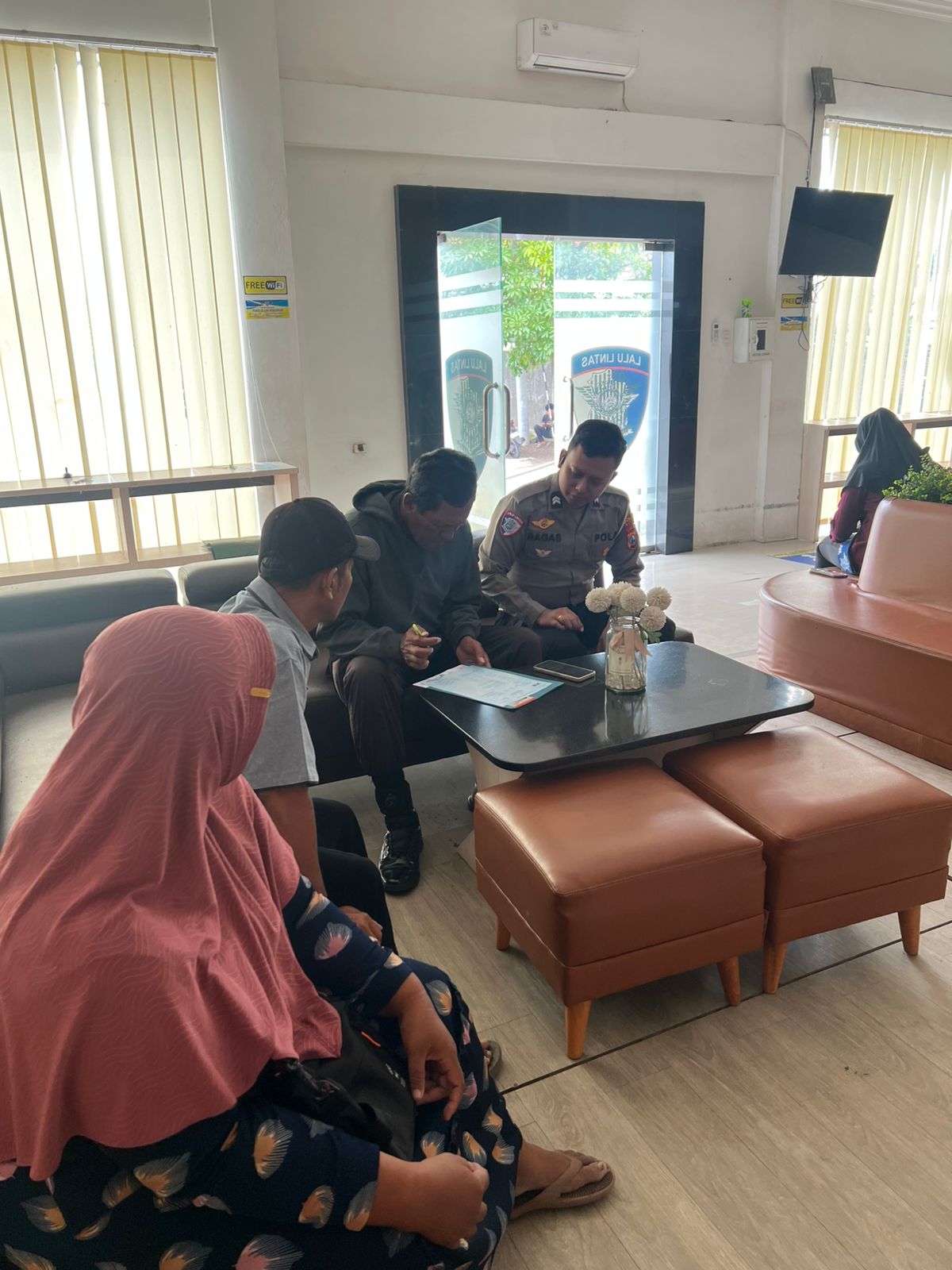 Polantas Menyapa, Satlantas Nganjuk Bekali Pemohon SIM dengan Edukasi Lengkap Sebelum Ujian