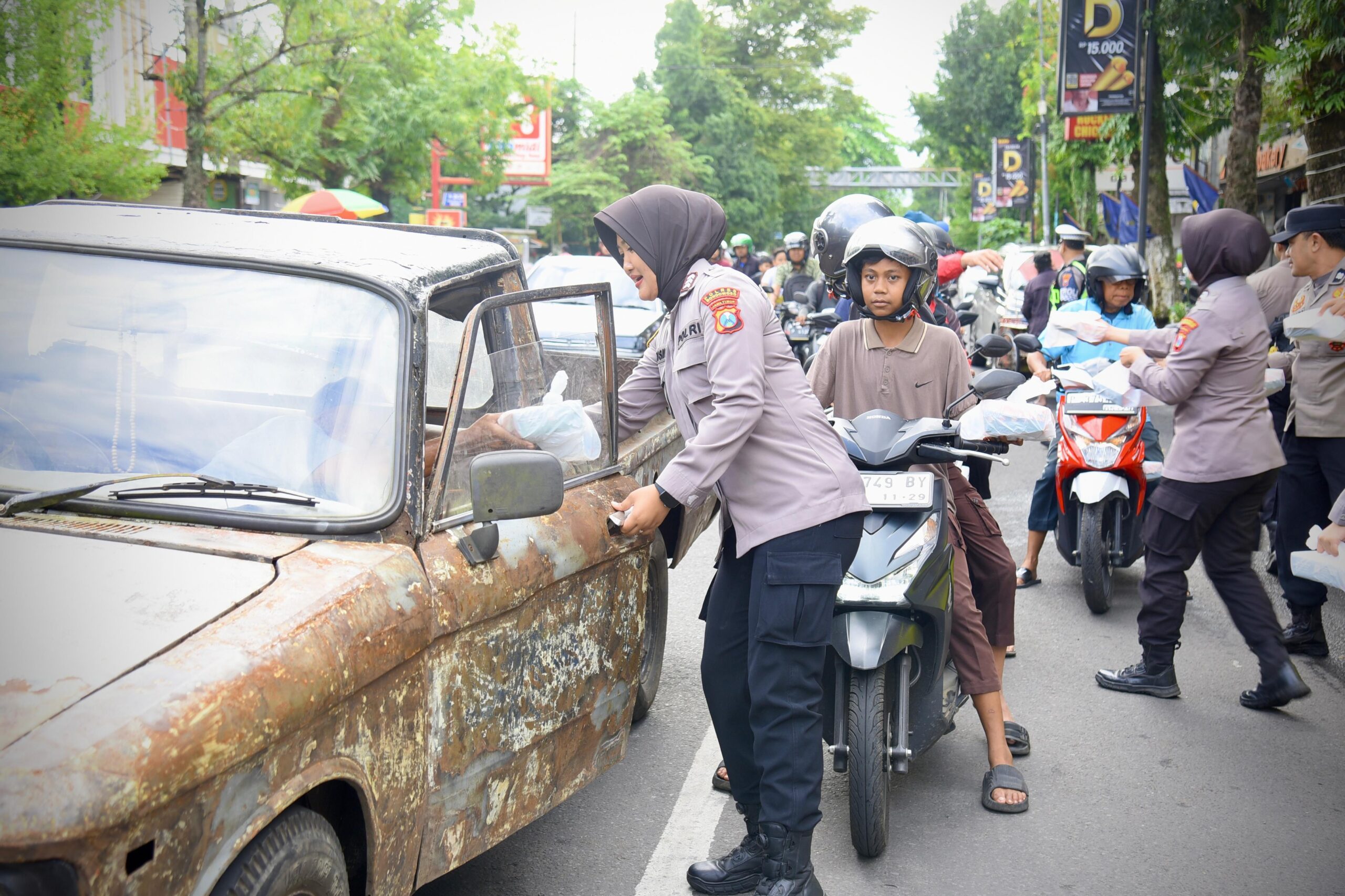 Semangat Ramadhan, Polwan Polres Bondowoso Tebar 500 Takjil di Pasar Induk