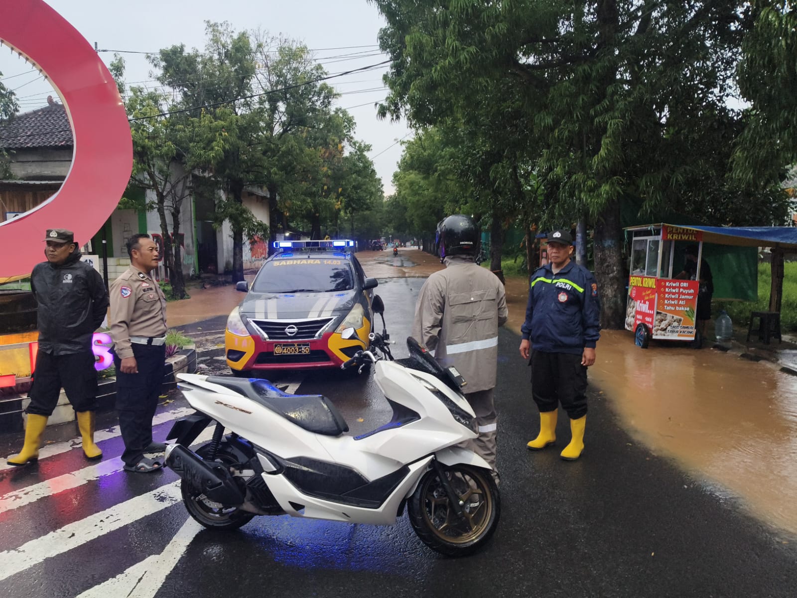 Air Dam Tanjung Meluap, Polsek Nganjuk Kota Siap Siaga Antisipasi Banjir dan Lakukan Penutupan Arus Lalu Lintas