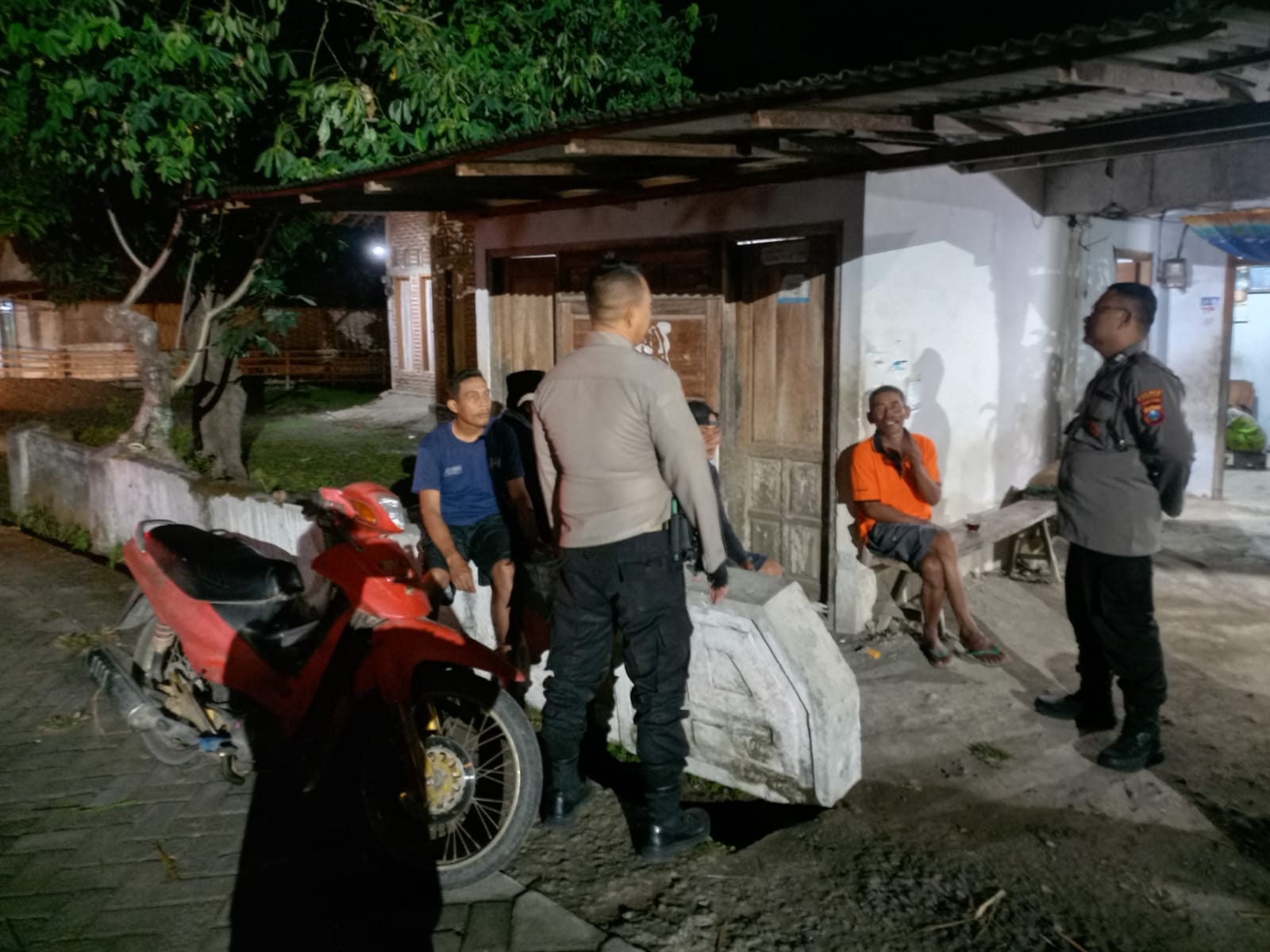 Patroli Ramadhan, Personil Patroli Polsek Jatikalen berikan himbauan Kamtibmas kepada Warga masyarakat