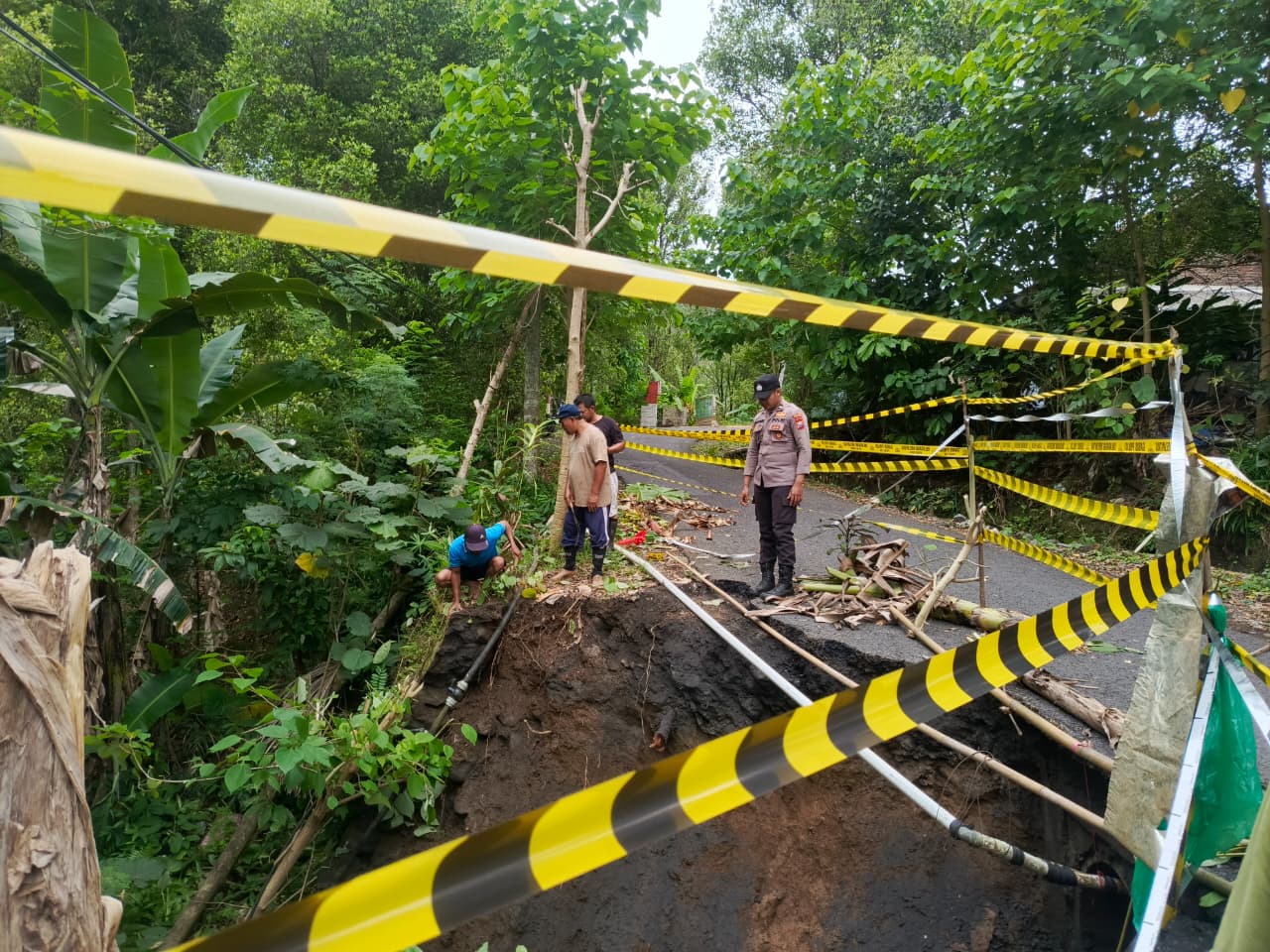 Pasang Police Line Polres Lumajang Tangani Longsor di Tempursari Kendaraan Berat Dilarang Melintas