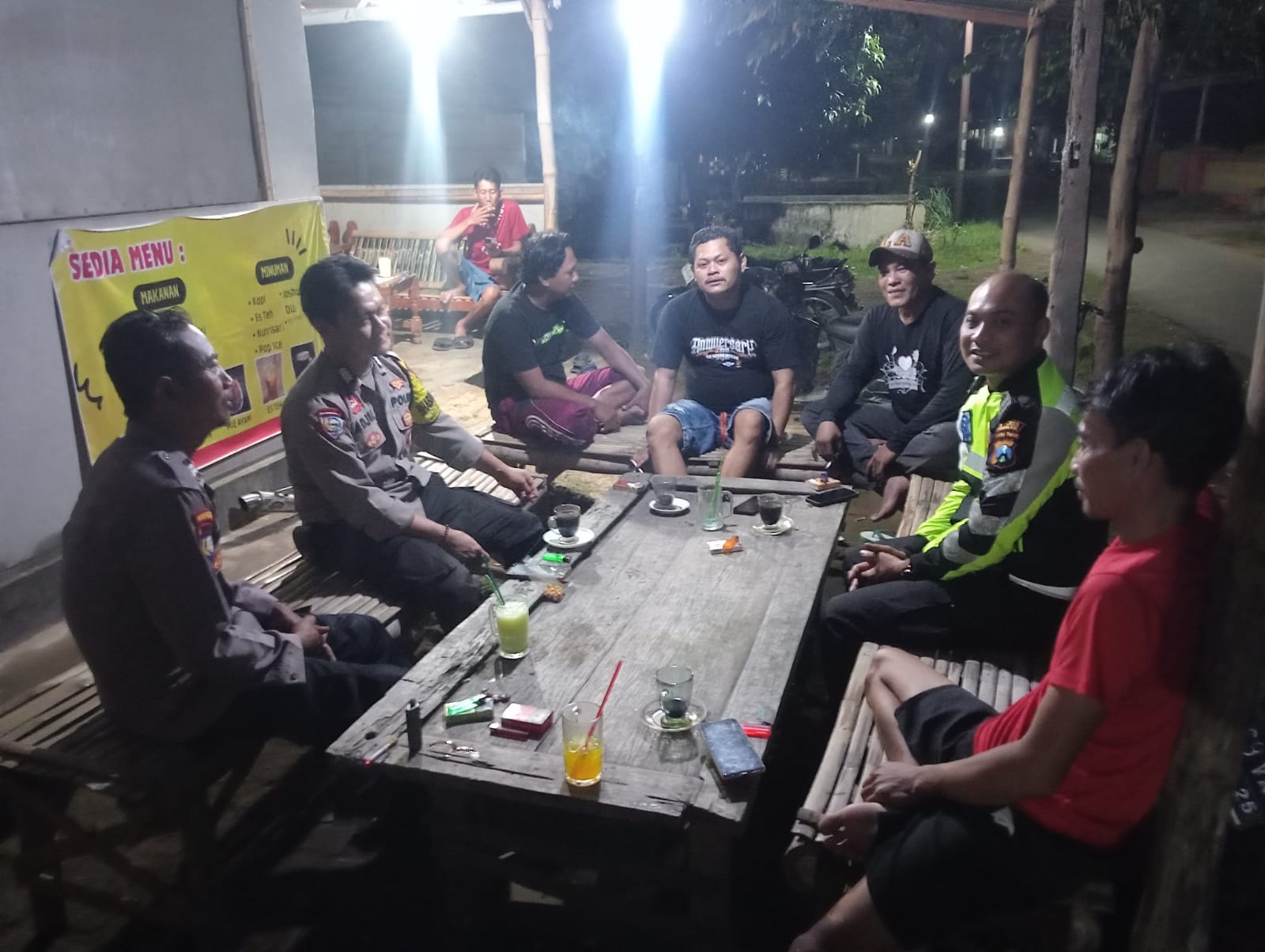 Sinergi Jaga Kamtibmas, Personel Polsek Warujayeng Patroli Sahur dan Sapa Warga Dusun Bendungan