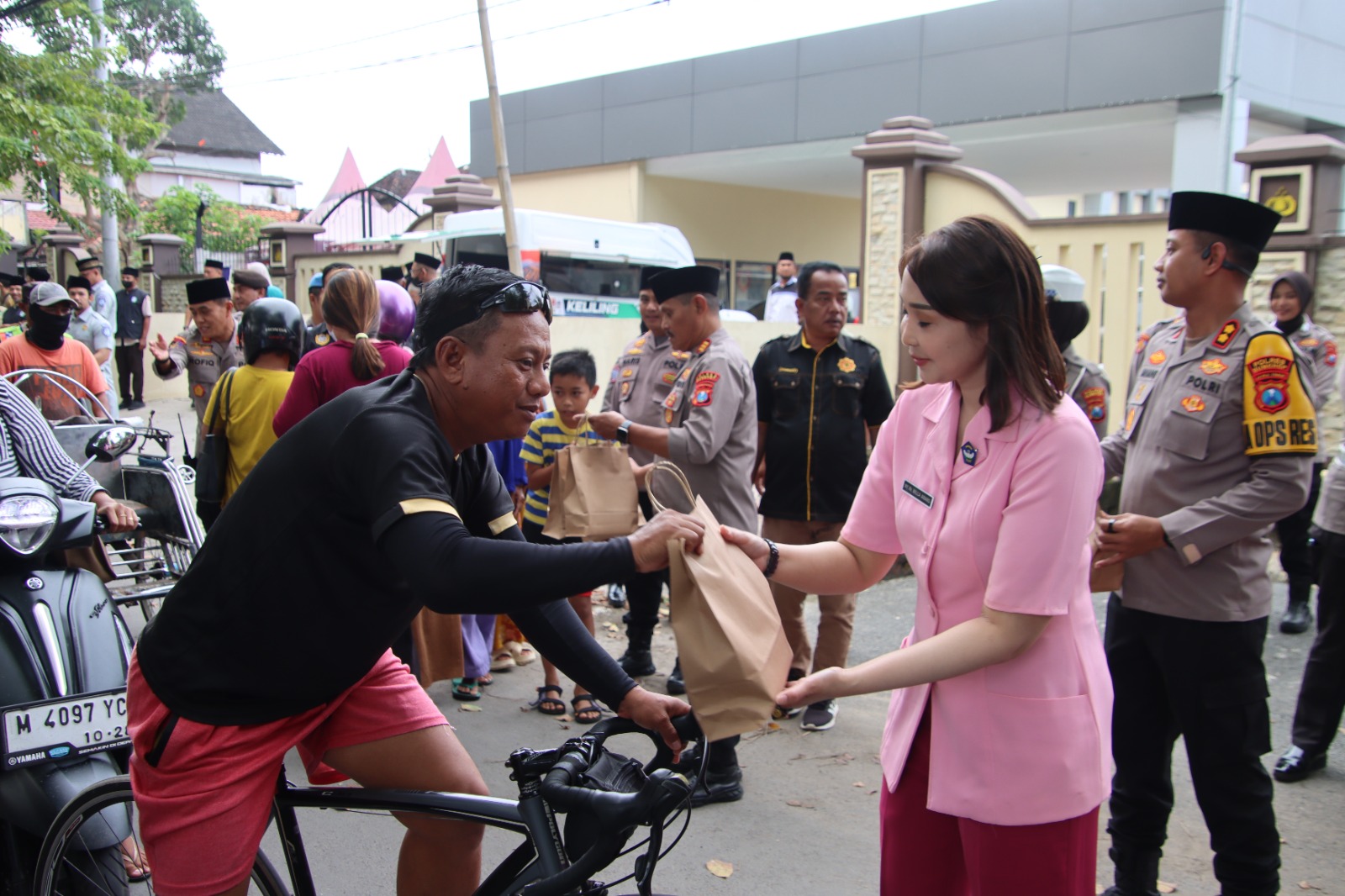 Sinergi di Bulan Ramadhan Polres Sumenep Bersama Lintas Instasi Berbagi Takjil