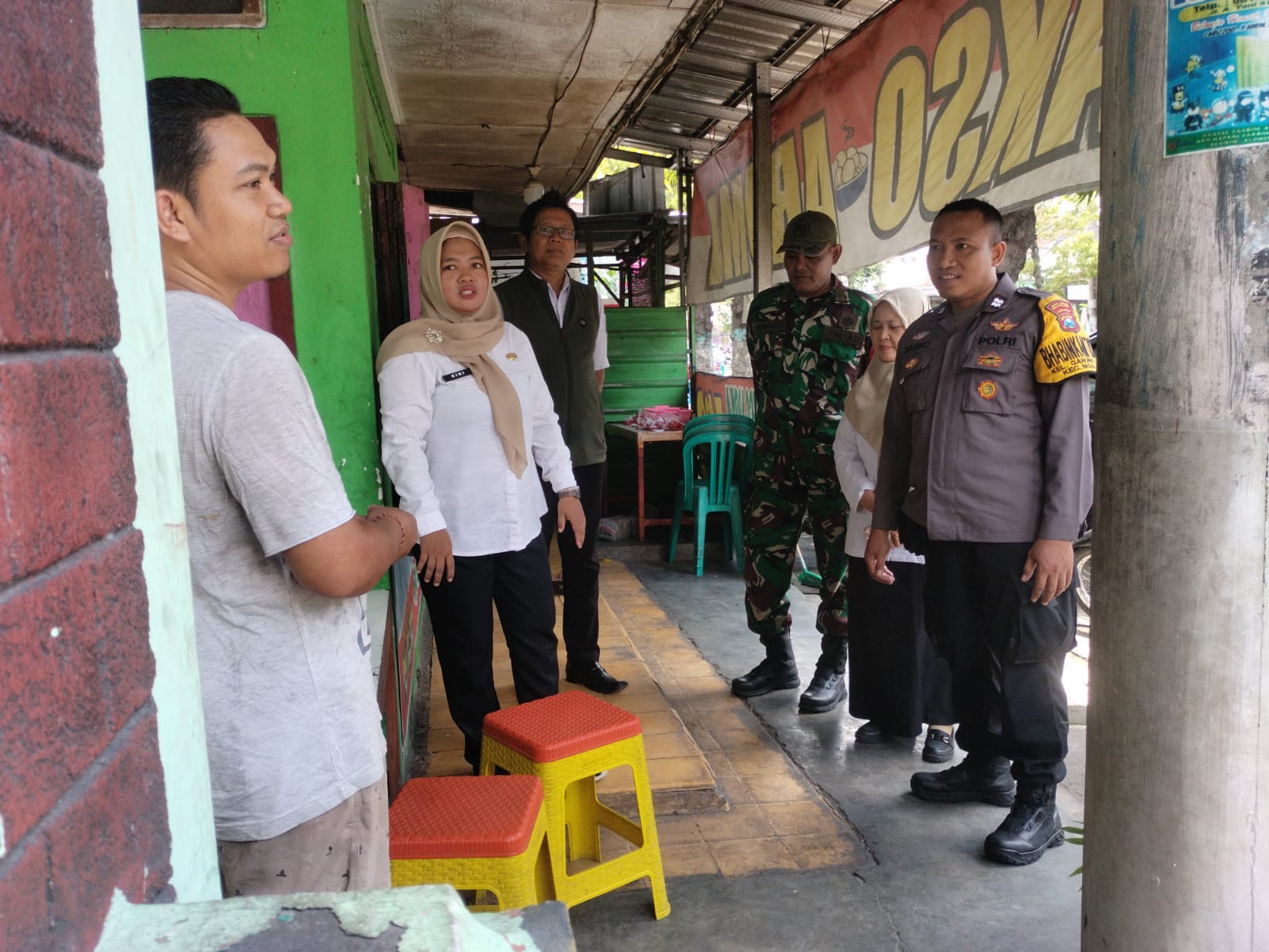 Bhabinkamtibmas Dampingi Pihak Kelurahan Ganungkidul Berikan Himbauan kepada Pemilik Warung Makan Selama Bulan Ramadhan