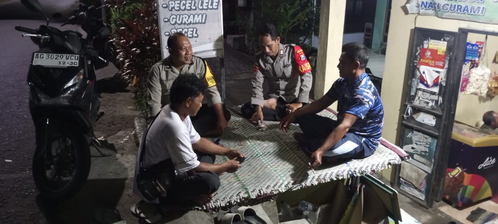 Patroli Dialogis Malam Hari, Ka SPKT  Polsek Jatikalen Ajak Warga Aktif Jaga Kamtibmas