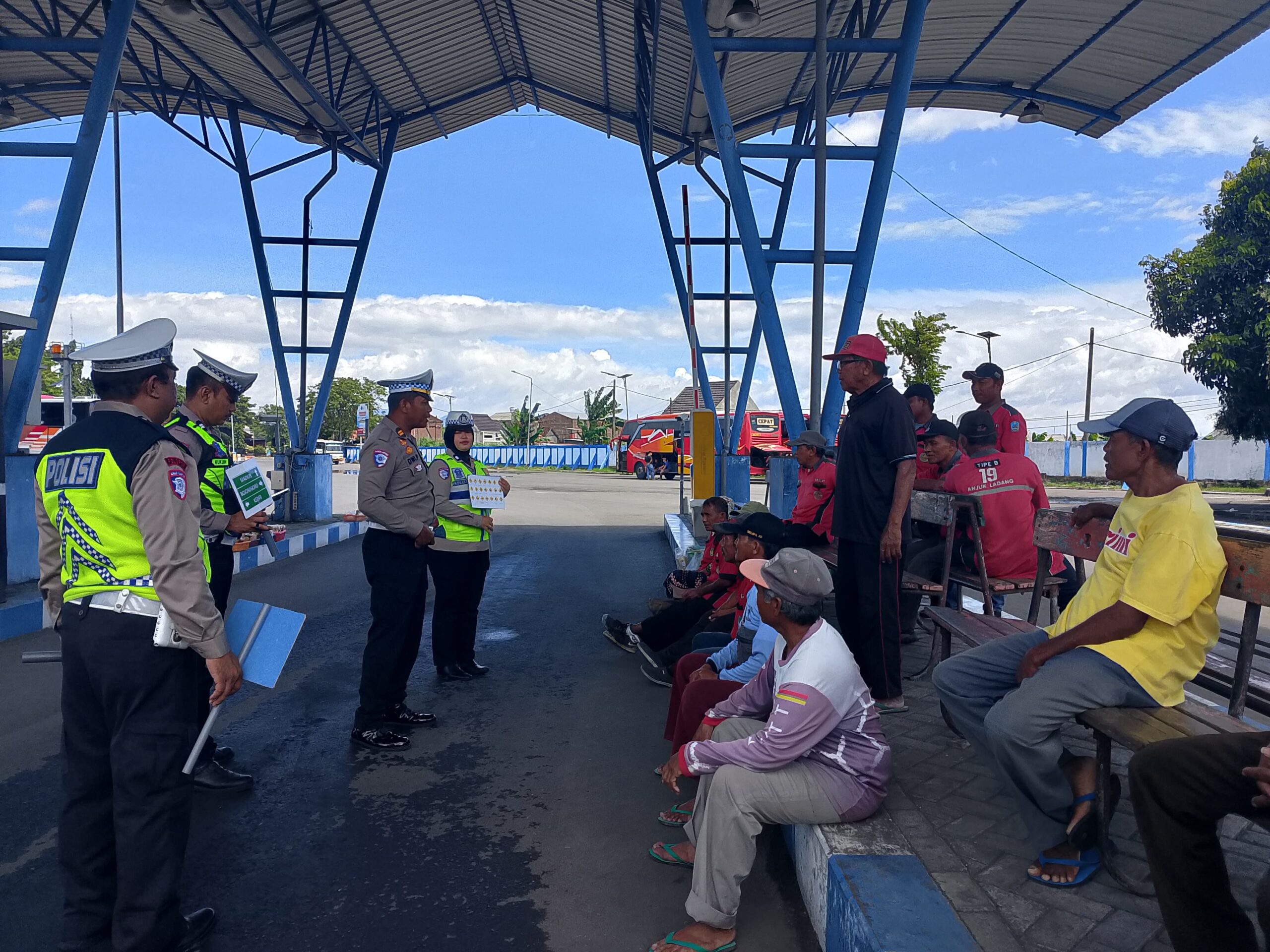 Polantas Menyapa Terminal Anjuk Ladang, Satlantas Nganjuk Edukasi Pedagang dan Ojek Demi Keselamatan Bersama