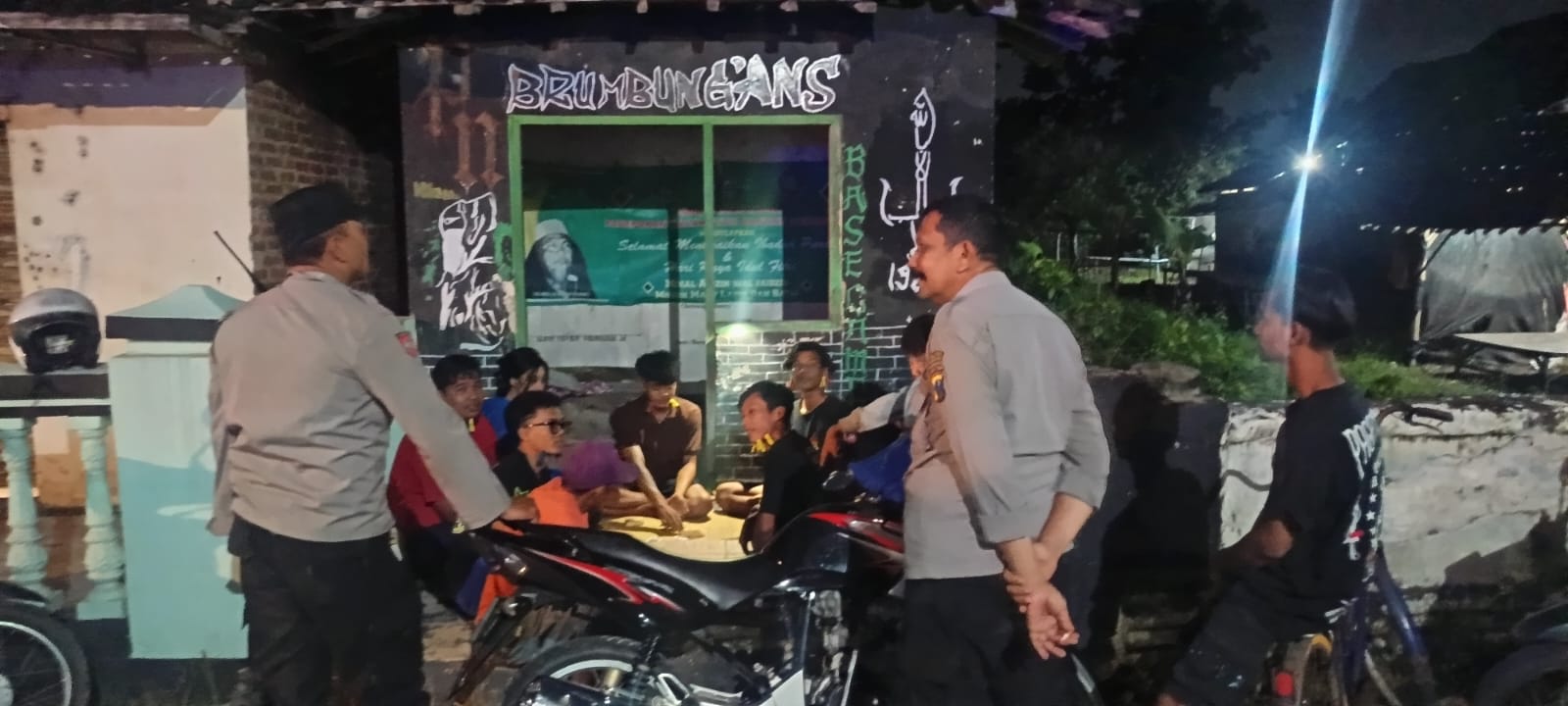 Patroli Sahur di Pemukiman, Personel Polsek Warujayeng Ajak Pemuda Jaga Kamtibmas Selama Ramadan