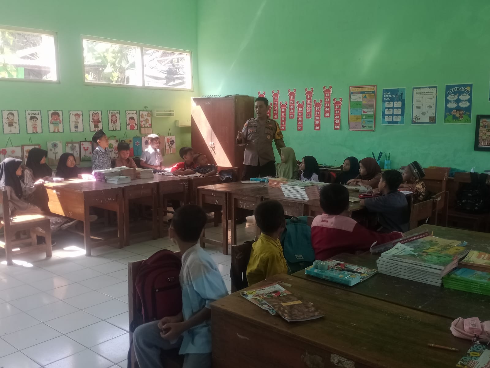 Bhabinkamtibmas Polsek Nganjuk Kota Isi Materi Pada Kegiatan Pondok Ramadhan di SDN 1 Cangkringan