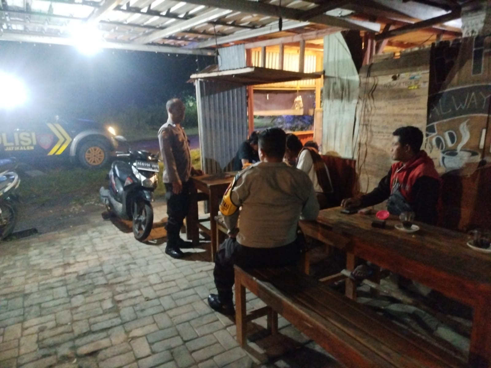 Brikan Rasa Aman, Polsek Jatikalen Gelar Patroli dialogis dengan Warga di Desa Dawuhan di Malam Hari
