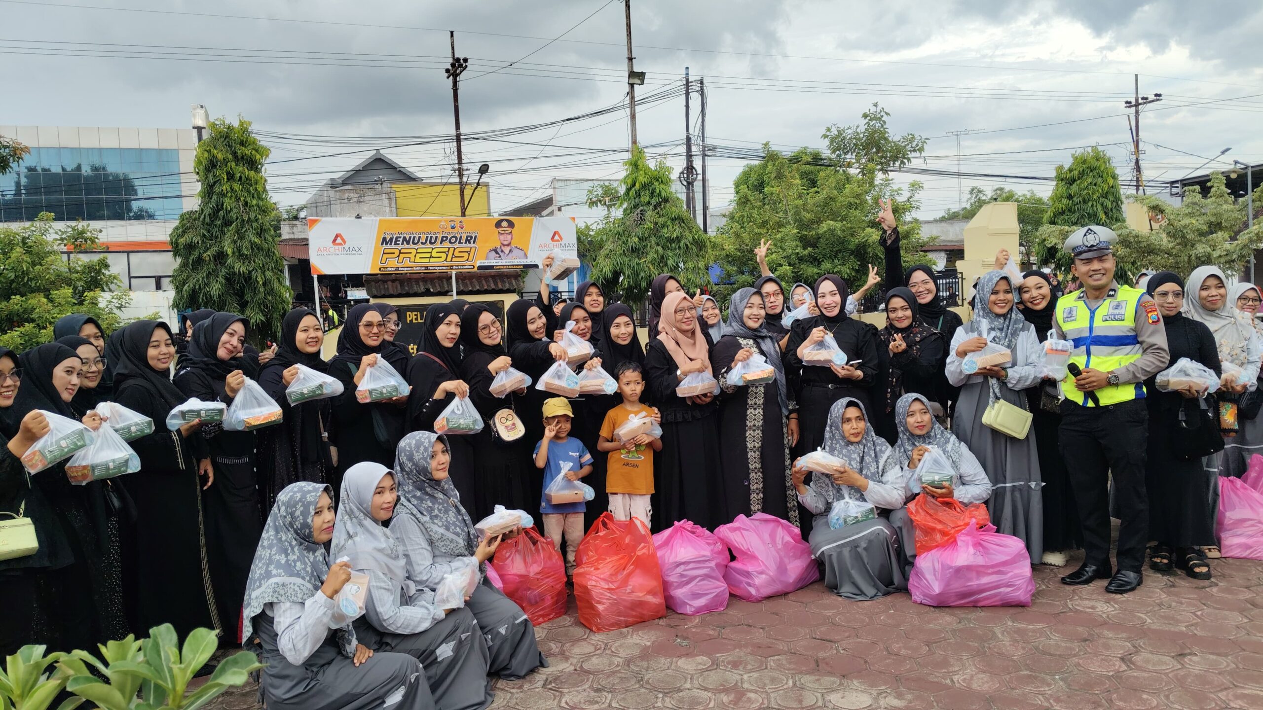 Personel Polsek Warujayeng Amankan Pembagian Takjil di Jalan A. Yani, Warga Antusias dan Tertib