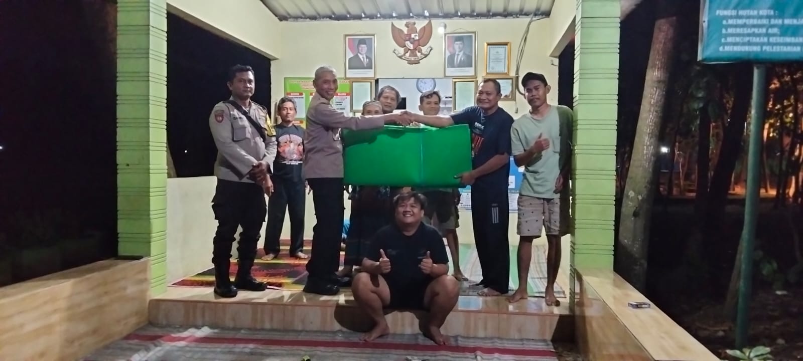 Unit Binmas Polsek Nganjuk Kota Sambang Poskamling Kartoharjo, Serahkan Sarana Kontak Berupa Karpet