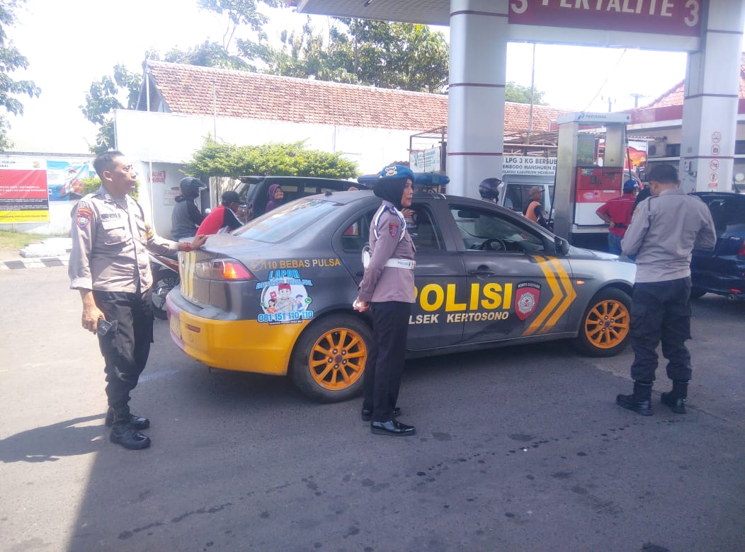 Patroli Samapta Polsek Kertosono Berikan Himbauan Kamtibmas saat Patroli di SPBU