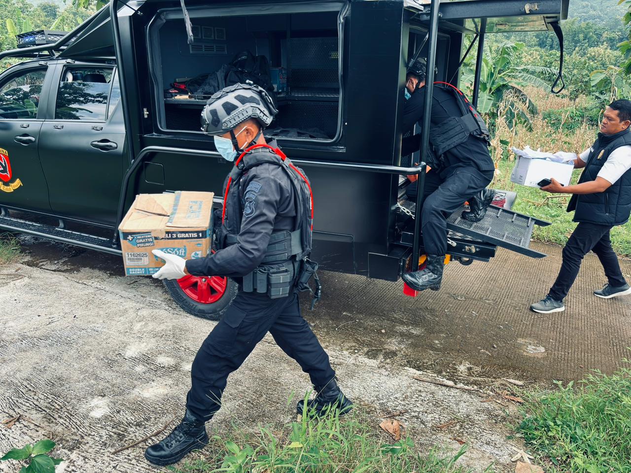 Polres Bondowoso Libatkan Gegana Brimob Polda Jatim Musnahkan 25 Kg Bubuk Mercon